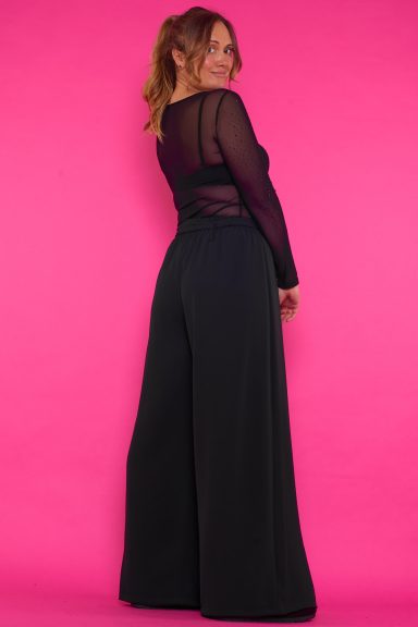 Pantalón Wide-Leg Con Cinturón Caraquez Un pantalón elástico de pierna ancha que viene con un cinturón incluido. Tiene goma elástica la parte trasera de la cintura.