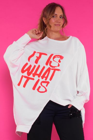 Una sudadera elástica que tiene un corte asimétrico y un estampado en la parte frontal que estiliza la prenda por completo.