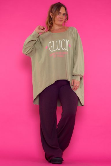 Una sudadera elástica que se caracteriza por ser de estilo baggy y por tener un corte asimétrico que estiliza la prenda por completo.