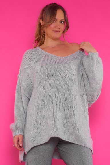 Un jersey elástico de punto que tiene un amplio escote en pico y se caracteriza por tener un tejido suave y agradable al tacto.