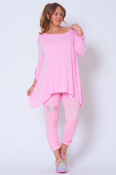 Jersey calado elástico con tejido suave y ligero. Perfecto para combinar con chaquetas o abrigos y lucir un look elegante y cómodo.