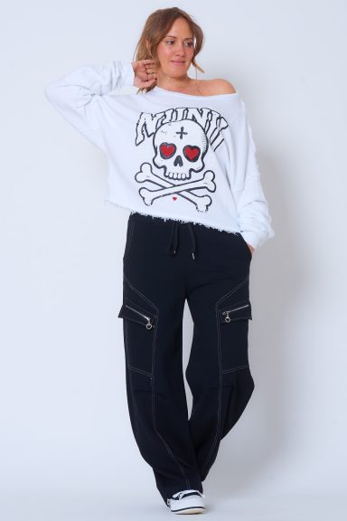 Un pantalón elástico que tiene bolsillos laterales y frontales. Tiene una goma elástica en la cintura con cordones.