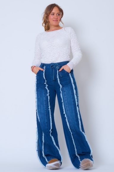 Pantalón Vaquero Wide_Leg Winnipeg Un pantalón vaquero elástico de pierna ancha que tiene trabillas y bolsillos. Se cierra por medio de botón y cremallera.