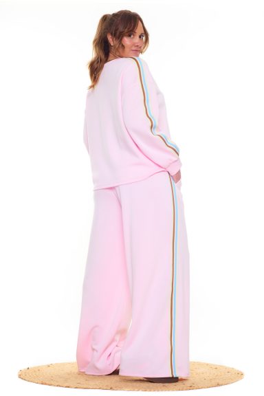 Un conjunto elástico compuesto por una sudadera y un pantalón. Ambas piezas tienen rayas decorativas multicolor.