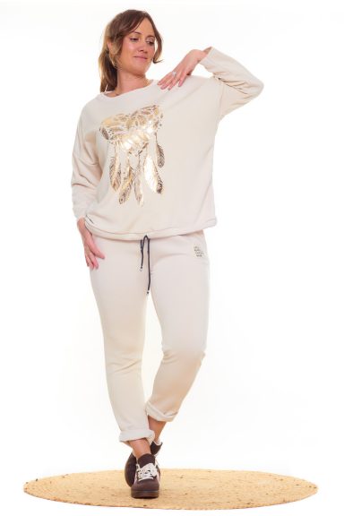 Un conjunto compuesto por una sudadera y un pantalón. Ambas piezas tiene su detalle decorativo y tienen un tejido muy suave.