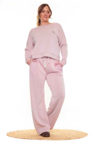 Un pantalón elástico de tejido suave y agradable al tacto que tiene bolsillos laterales, cordones y una goma elástica en la cintura.