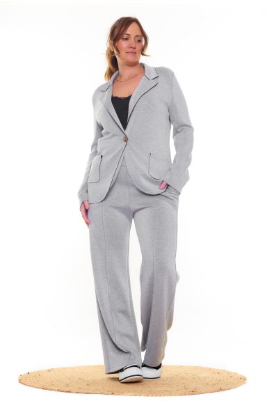 Un pantalón elástico de tejido suave y agradable al tacto que tiene bolsillos laterales, cordones y una goma elástica en la cintura.