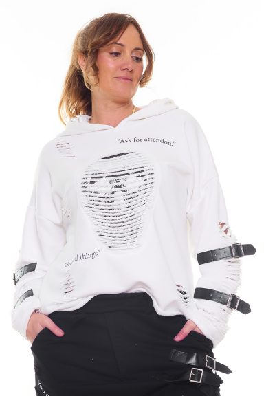 Una sudadera elástica que tiene capucha y un estampado con textura en la parte frontal. Tiene descosidos y cremalleras de decoración.