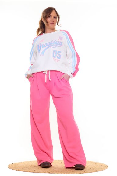 Un conjunto elástico de estilo chándal que tiene su color en tono pastel, compuesto por una sudadera y un pantalón.