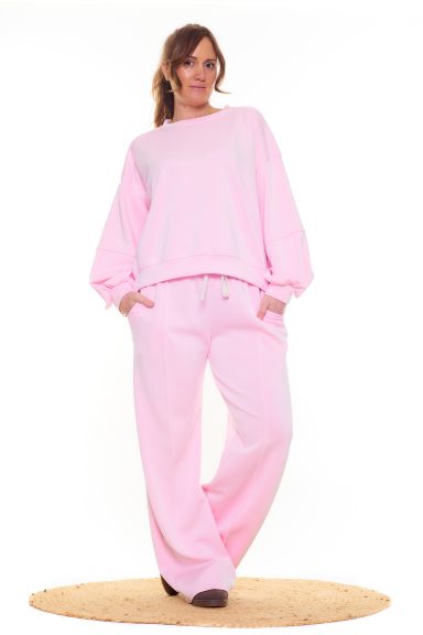 Un conjunto elástico compuesto por una sudadera y un pantalón que se caracterizan por tener un tejido extremadamente suave.