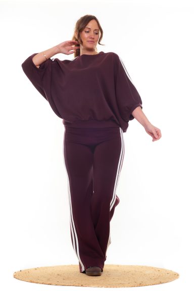 Un pantalón elástico de estilo chándal que tiene una goma elástica en la cintura con cordones para ajustar a mejor medida la prenda.