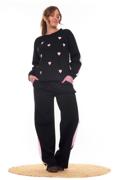 Un conjunto elástico compuesto por una sudadera y un pantalón. Ambas piezas tienen un tejido extremadamente suave. 