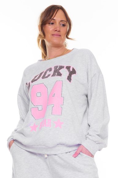 Una sudadera elástica que tiene un estampado en la parte frontal y un tejido estilo toalla en su interior.