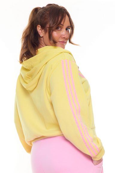 Una sudadera elástica que tiene capucha y cierre por medio de cremallera. Su tejido interior es estilo toalla.