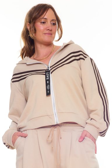 Una sudadera elástica que tiene capucha y cierre por medio de cremallera. Su tejido interior es estilo toalla.