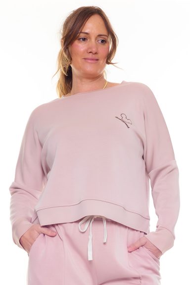 Una sudadera elástica que tiene un pequeño estampado en la parte frontal y un tejido extremadamente suave y agradable al tacto.