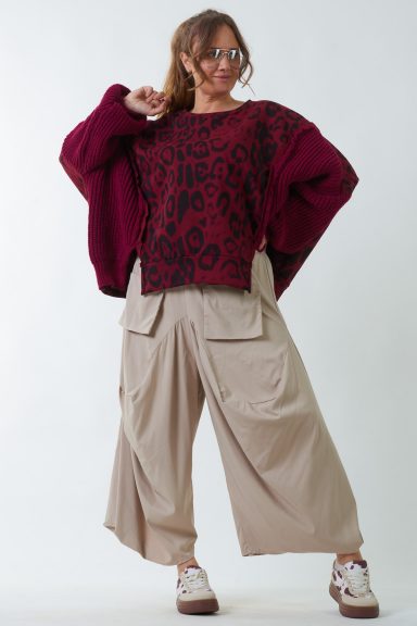 Una sudadera elástica que tiene un estampado animal print y que se caracteriza por tener sus mangas y parte lateral de punto.