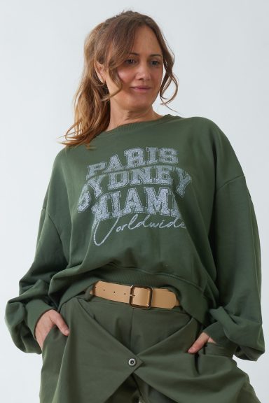 Sudadera Estampada Asimétrica Islao Una sudadera elástica de manga larga y cuello redondo que tiene un estampado en la parte frontal con brillo.