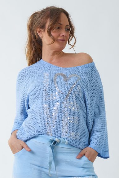 Un jersey elástico de punto que se caracteriza por tener un estampado de color plateado brillante con pequeñas tachuelas de decoración.