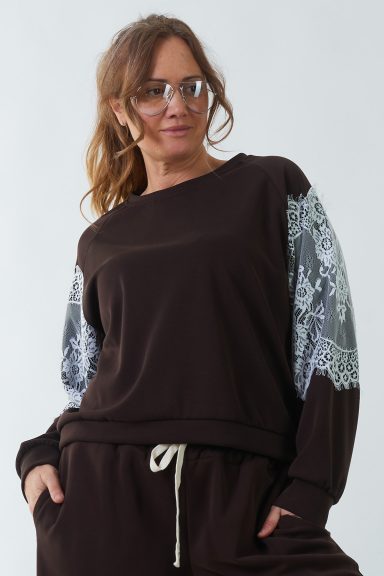 Una sudadera elástica de manga larga y cuello redondo que se caracteriza por tener un detalle en las mangas que estiliza la prenda. 