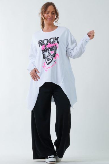 Una blusa elástica larga de corte asimétrico que tiene un estampado muy creativo y original en la parte frontal con strass.