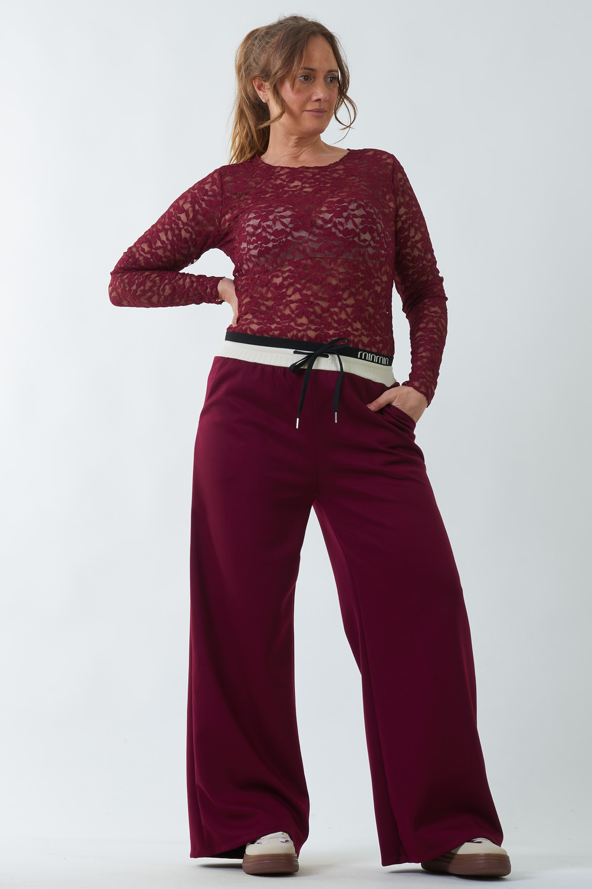 Pantalón Chándal Catacama Un pantalón elástico estilo chándal que tiene bolsillos frontales y una goma elástica en la cintura con cordones para regular a mejor medida.