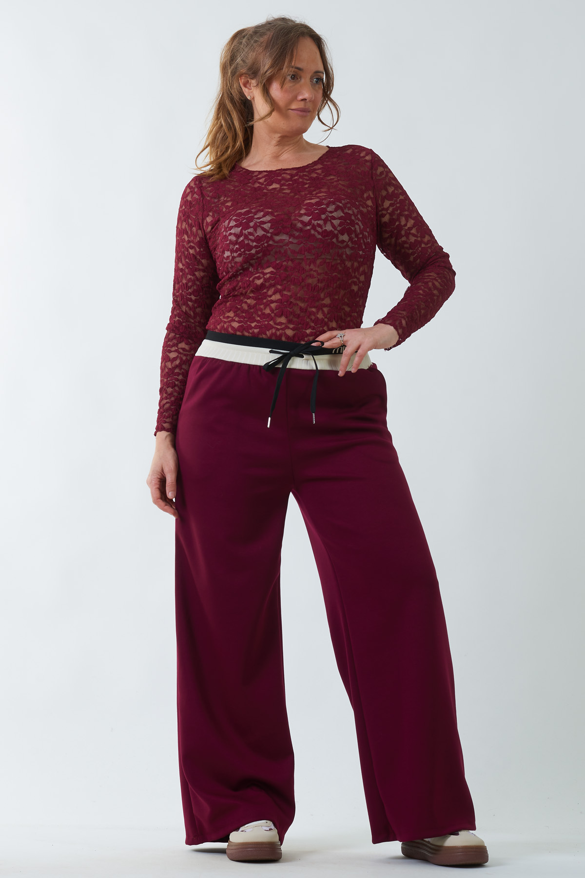 Pantalón Chándal Catacama Un pantalón elástico estilo chándal que tiene bolsillos frontales y una goma elástica en la cintura con cordones para regular a mejor medida.