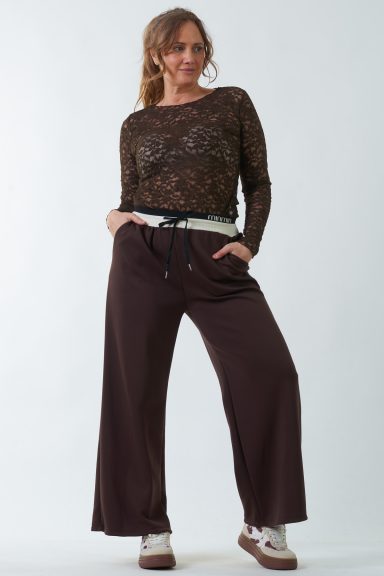 Un pantalón elástico estilo chándal que tiene bolsillos frontales y una goma elástica en la cintura con cordones para regular a mejor medida.