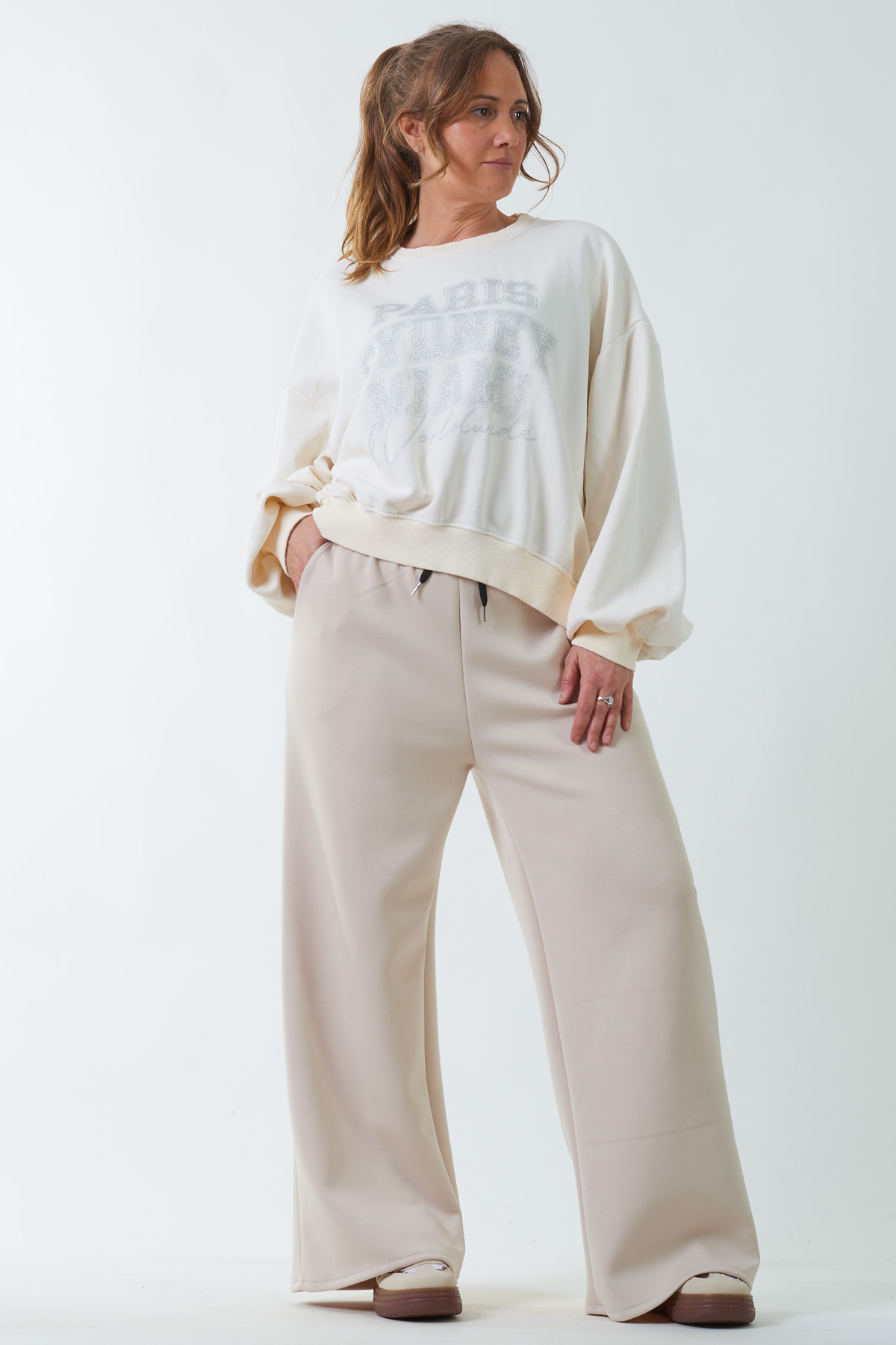 Pantalón Chándal Catacama Un pantalón elástico estilo chándal que tiene bolsillos frontales y una goma elástica en la cintura con cordones para regular a mejor medida.