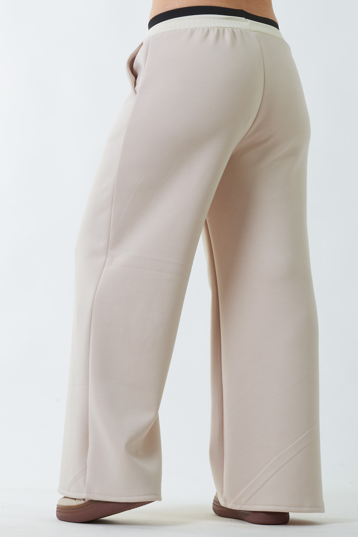 Pantalón Chándal Catacama Un pantalón elástico estilo chándal que tiene bolsillos frontales y una goma elástica en la cintura con cordones para regular a mejor medida.