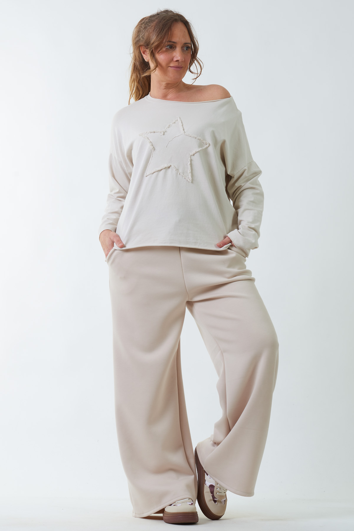 Pantalón Chándal Catacama Un pantalón elástico estilo chándal que tiene bolsillos frontales y una goma elástica en la cintura con cordones para regular a mejor medida.