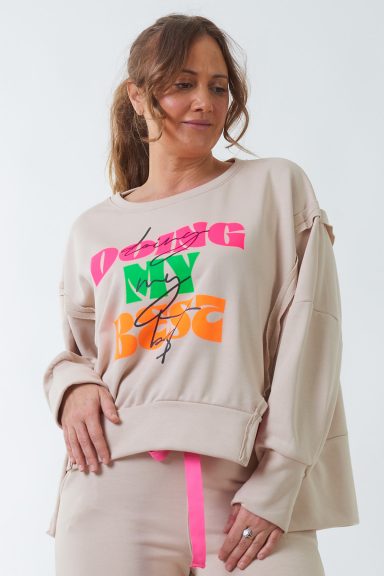 Una sudadera elástica que tiene aperturas decorativas en sus laterales. Se caracteriza por tener un estampado de colores con tonos flúor.