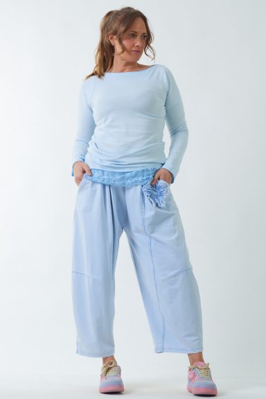 Un pantalón elástico que tiene un estampado con textura en su parte superior. En su cintura tiene una goma elástica.