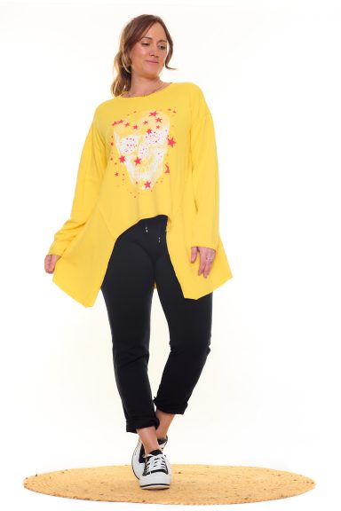 Una sudadera elástica de estilo baggy que tiene un corte asimétrico y un estampado en la parte frontal que estiliza la pieza por completo.