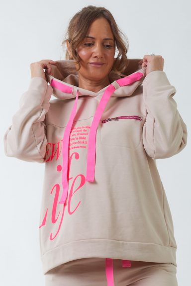 Una sudadera elástica que tiene una capucha regulable y un bolsillo con cremallera. Su estampado tiene colores en tonos flúor.