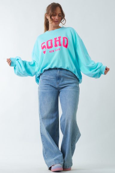 Un pantalón vaquero pata de elefante que tiene dos bolsillos frontales y dos bolsillos traseros. Tiene trabillas para usar cinturón.