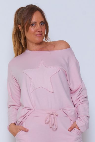 Una sudadera elástica de manga larga que se caracteriza por tener un estampado en la parte frontal con textura.