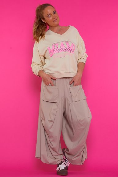 Pantalón Baggy Dinastía: pantalón elástico con bolsillos colgantes, cintura ajustable y tejido ligero. Perfecto para un look moderno y desenfadado.