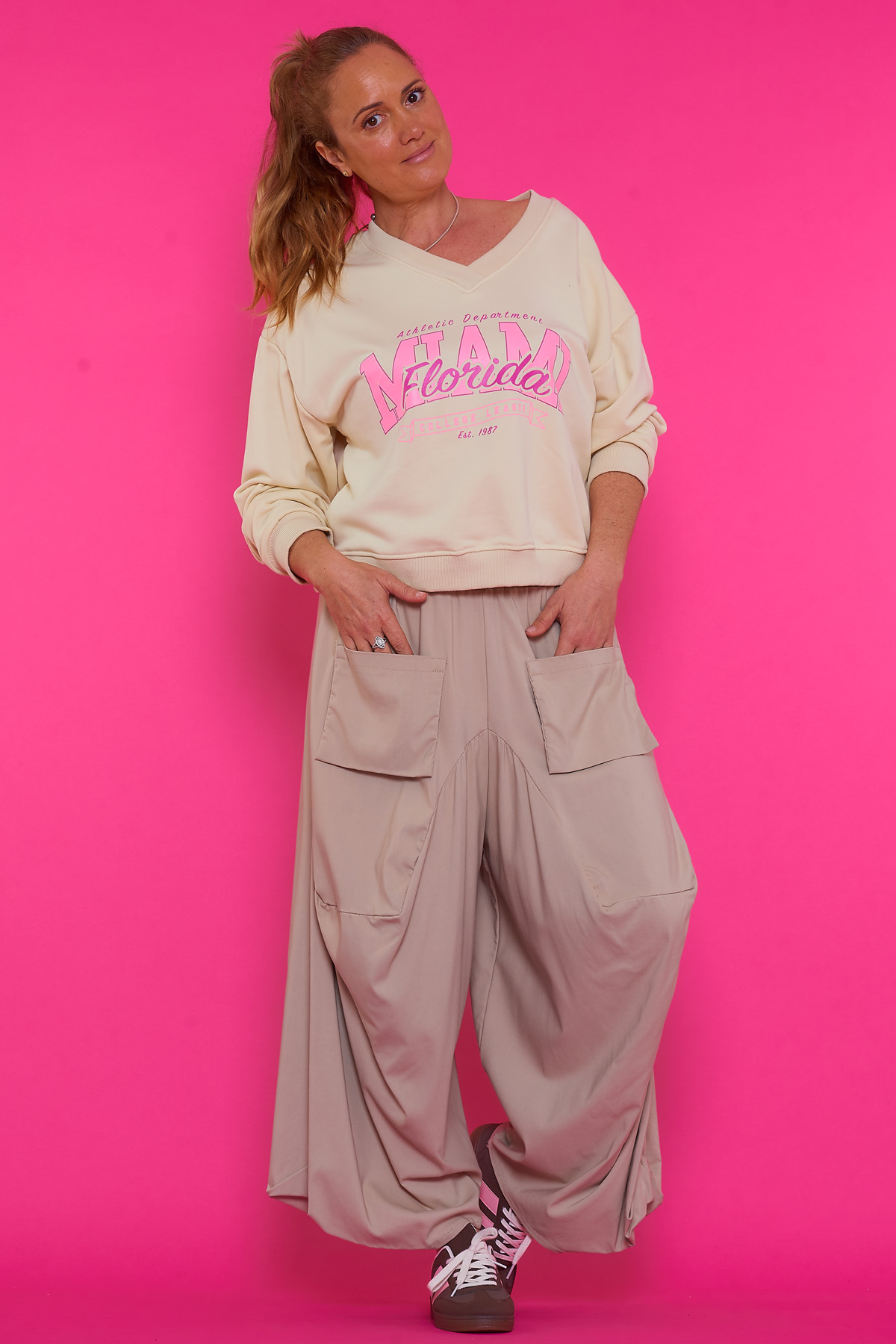 Pantalón Baggy Dinastia Pantalón Baggy Dinastía: pantalón elástico con bolsillos colgantes, cintura ajustable y tejido ligero. Perfecto para un look moderno y desenfadado.