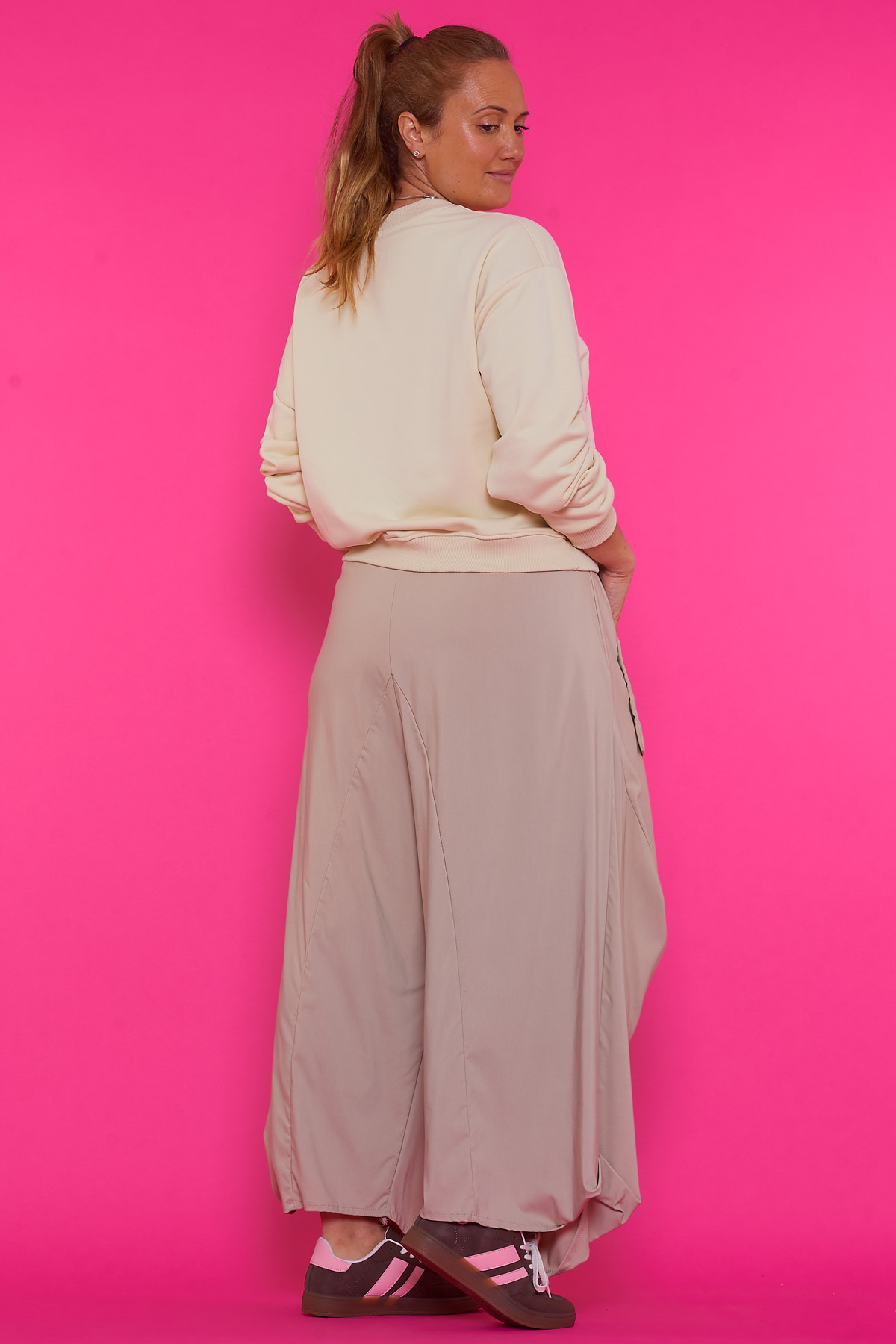 Pantalón Baggy Dinastia Pantalón Baggy Dinastía: pantalón elástico con bolsillos colgantes, cintura ajustable y tejido ligero. Perfecto para un look moderno y desenfadado.