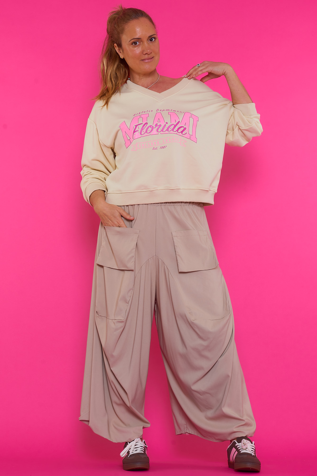 Pantalón Baggy Dinastia Pantalón Baggy Dinastía: pantalón elástico con bolsillos colgantes, cintura ajustable y tejido ligero. Perfecto para un look moderno y desenfadado.