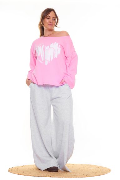 Una sudadera elástica que tiene un estampado en la parte frontal con tonos de color que estilizan la prenda por completo.