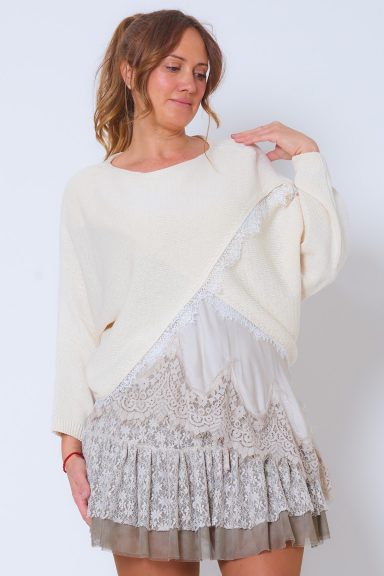 Un jersey elástico que se caracteriza por tener un corte asimétrico cruzado con volantes en sus bordes inferiores.