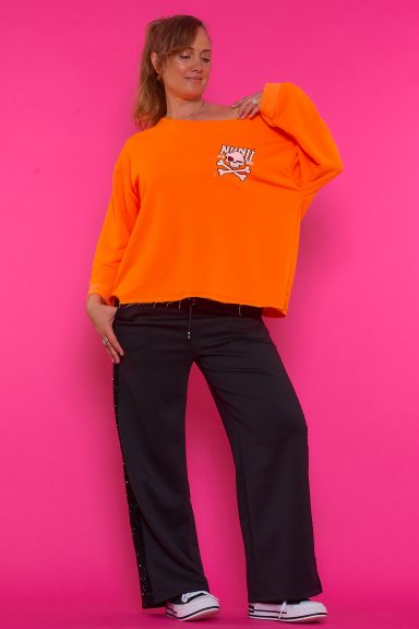 Un pantalón elástico de pierna recta que tiene bolsillos, lentejuelas aterciopeladas y una goma elástica en la cintura con cordones.