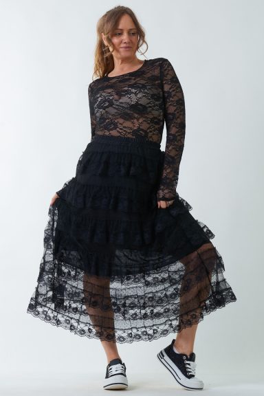 Una falda larga que tiene una goma elástica en la cintura y forro interior que se caracteriza por tener volantes de tul como decoración.