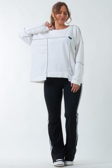 Un pantalón elástico de tejido extremadamente suave que se caracteriza por tener diseño sport con piernas acamapandas.