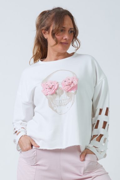 Una sudadera elástica que tiene un estampado en la parte frontal con strass. Se caracteriza por tener un diseño original en sus mangas.