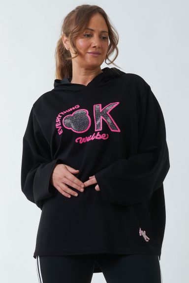 Una sudadera elástica que tiene capucha, un corte asimétrico y un estampado en la parte frontal que tiene strass decorativos.