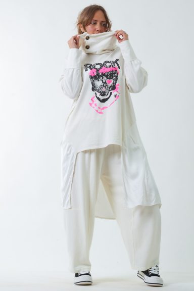 Una blusa elástica larga de corte asimétrico que tiene un cuello alto versátil y un estampado en la parte frontal con strass.