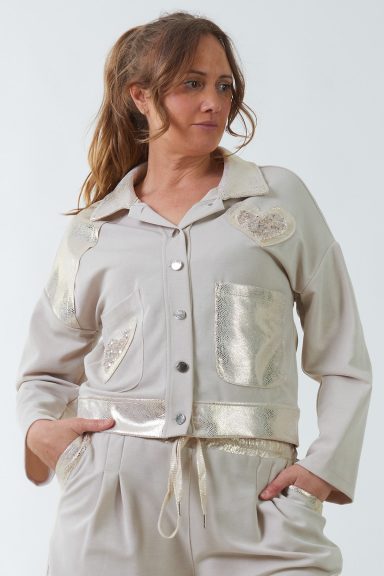 Una chaqueta elástica que tiene cierre por medio de botones y un estampado con brillo en su tejido y lentejuelas que estilizan la prenda.